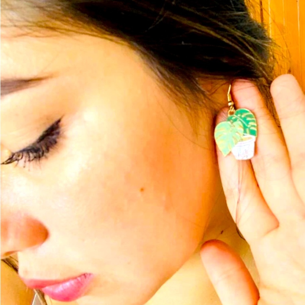 🌿 Plant Lady Beautiful Monstera Leaf Dangle Earrings Green & Gold🌿 - Picture 6 of 10